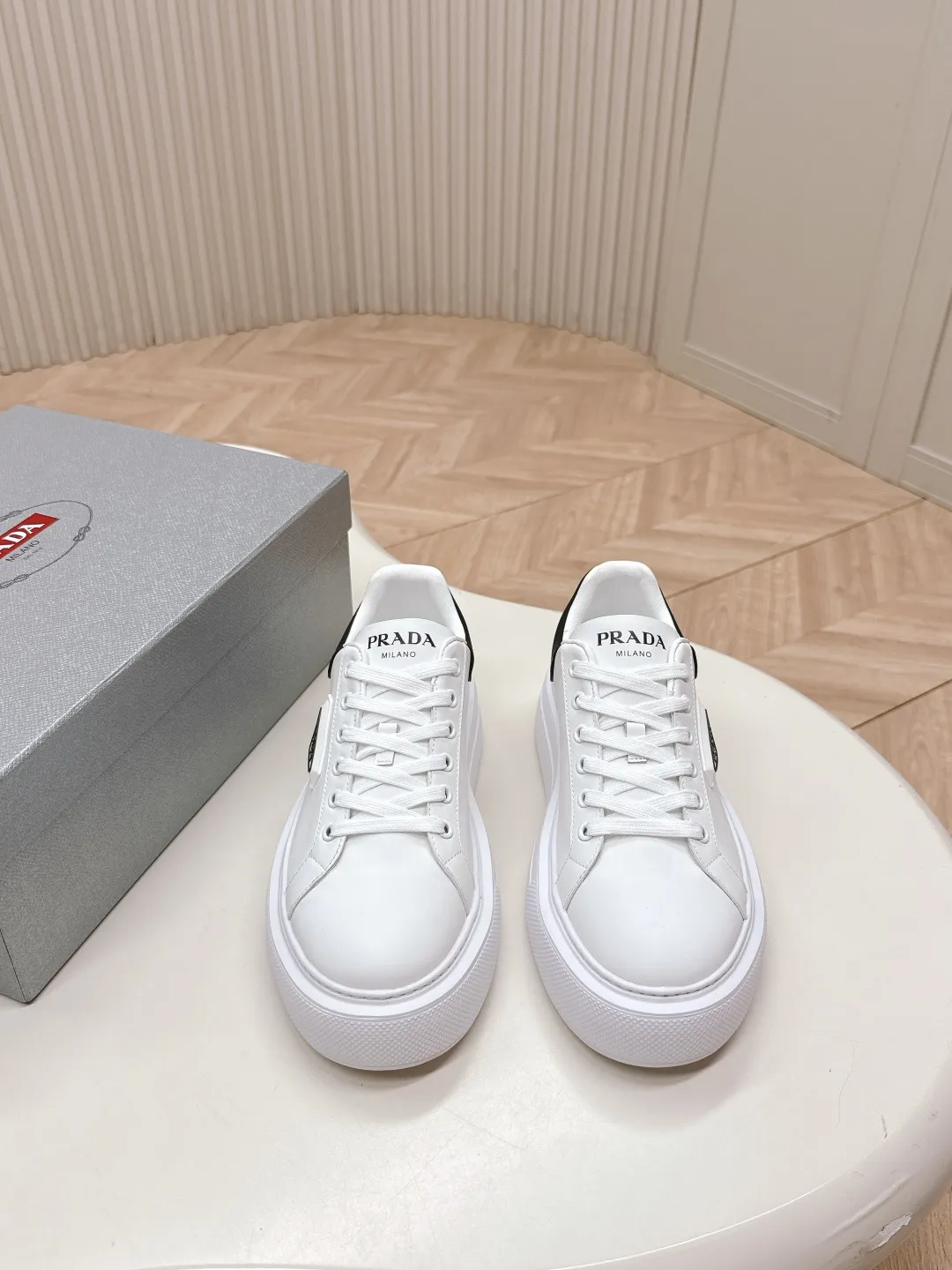 👟👟Ex-factory price 600👟👟 Prada 25ss new casual white shoes, couple style 👫 P fashion white shoes, re-released, high-quality shipments, elegant and generous, comfortable on the feet, super classic, super light and comfortable on the feet Fabric: silky cowhide Lining: water-dyed sheepskin lining + genuine leather foot sole: EVA outsole Code number: 35-45 (40 for women, 45 for men, customized)